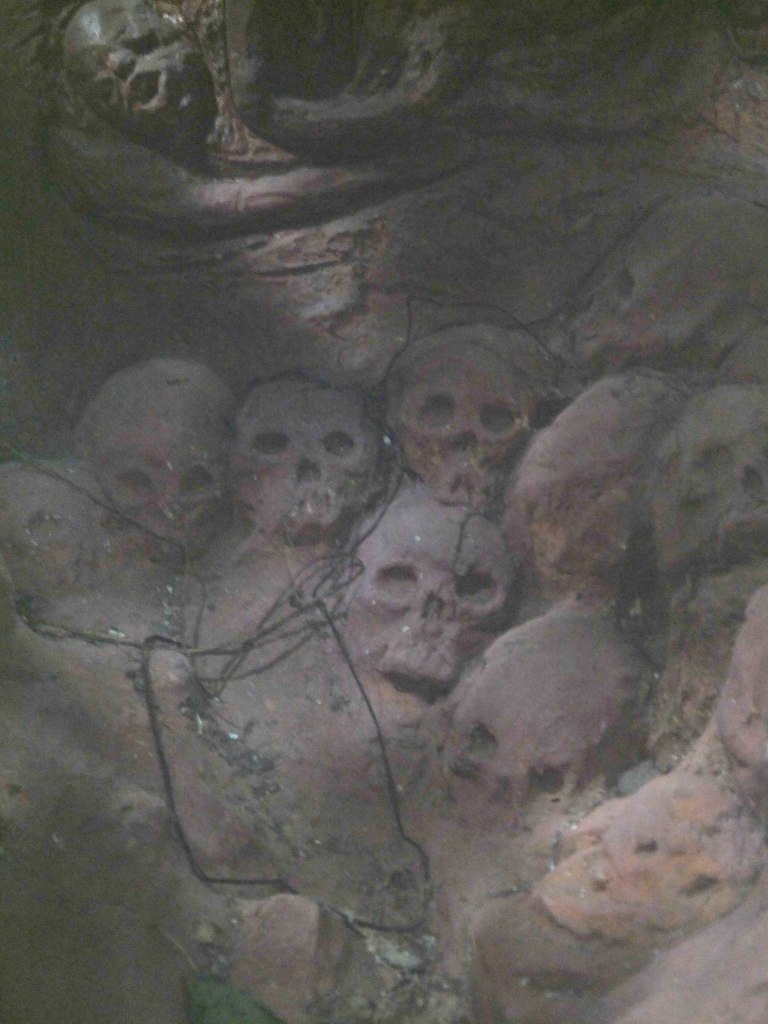 Obra do escultor Minoru Kinjou - parte de dentro, vista pelas frestas