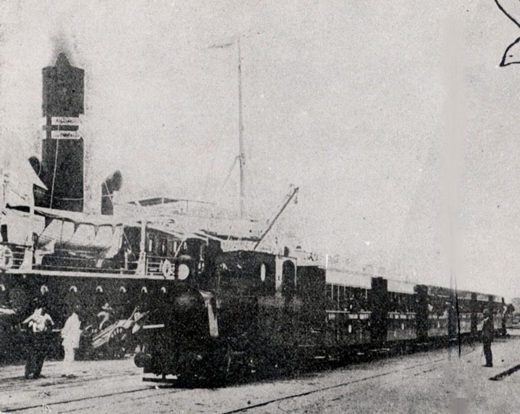 Trem e navio no Porto de Naha