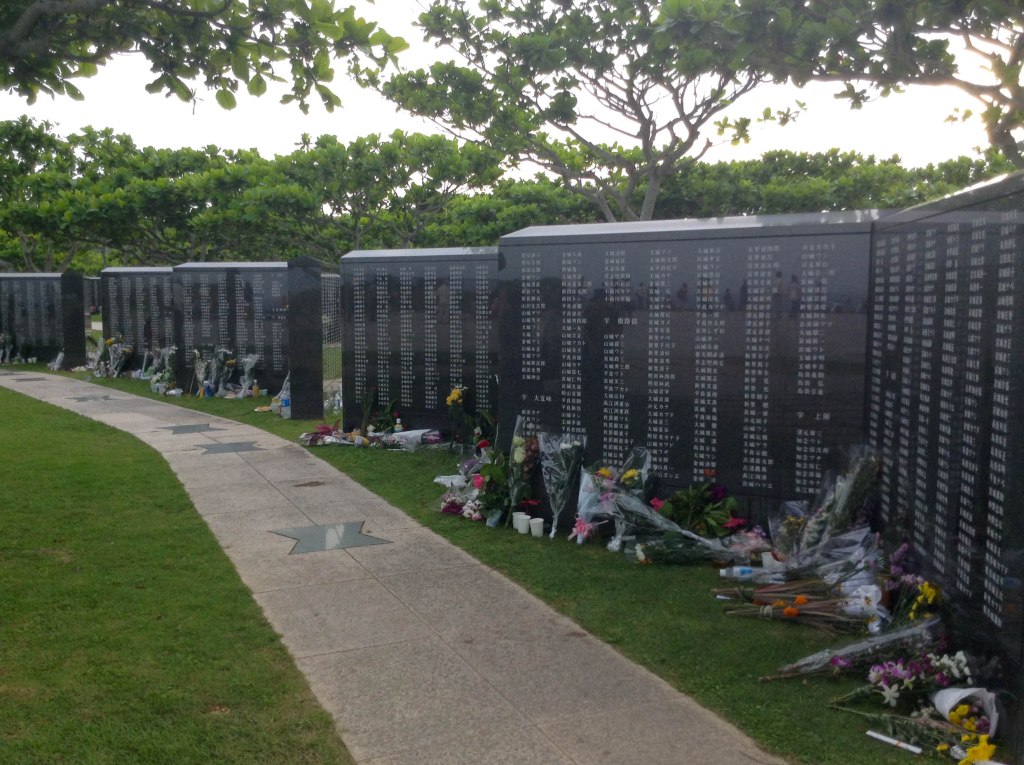 Heiwa Kinen Kōen - Nomes dos mortos na guerra inscritos no Heiwa no Ishiji