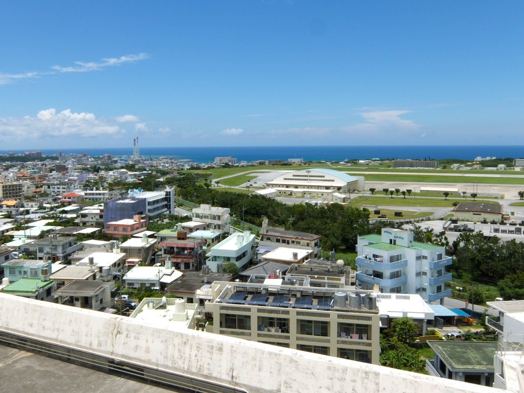 A Base de Futenma (área verde à direita) e a proximidade com a área residencial (à esquerda)