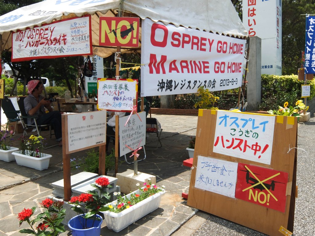 Protesto contra Ospreys e a Base de Futenma em frente à base e à prfeitura