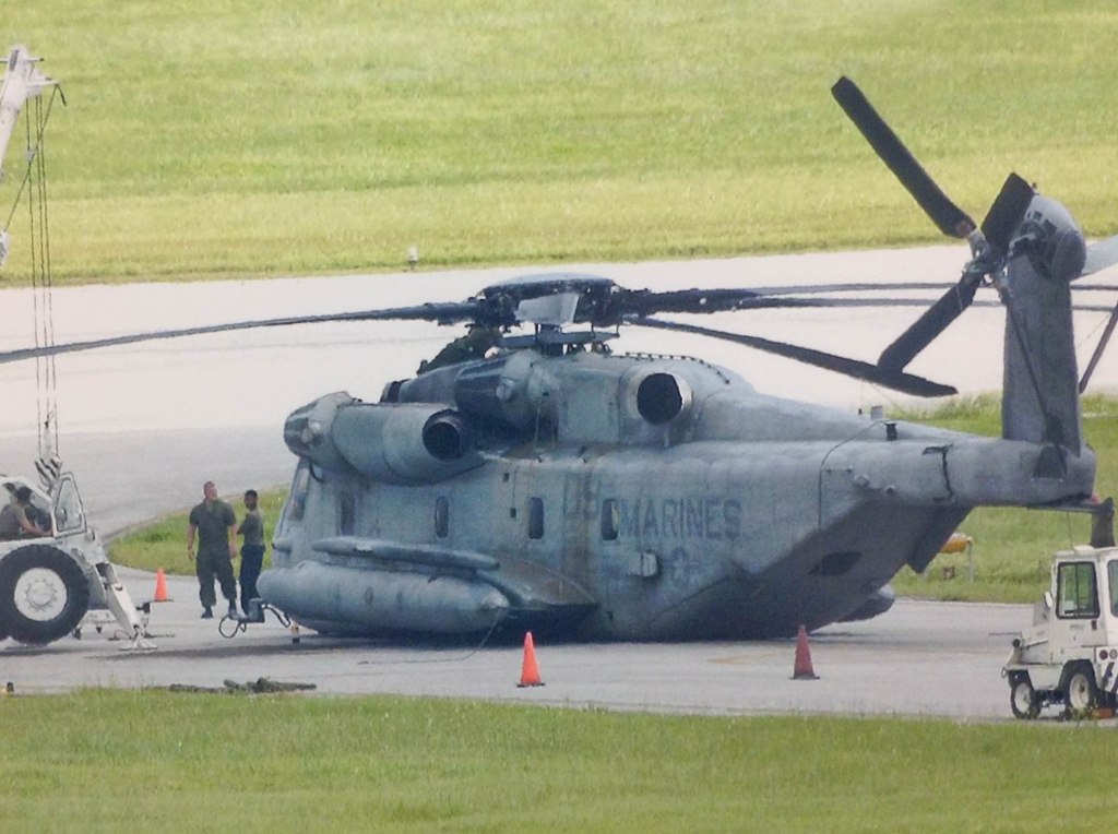 Helicóptero CH-53D na Base de Futenma, mesmo modelo que caiu na universidade